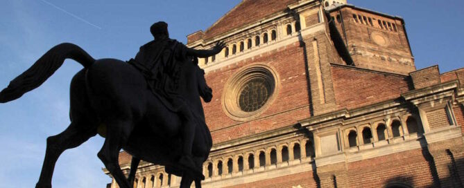 Visita guidata e guide turistiche Pavia: statua del Regisole e facciata del Duomo di Pavia